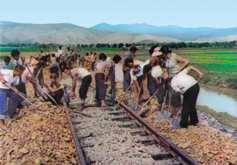 ''Aksioniste ne ndertimin e hekurudhes'' - Foto historike