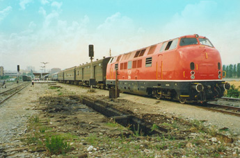 V200 ''2004'' me vagona Kineze ne stacionin e Tiranes 1990
